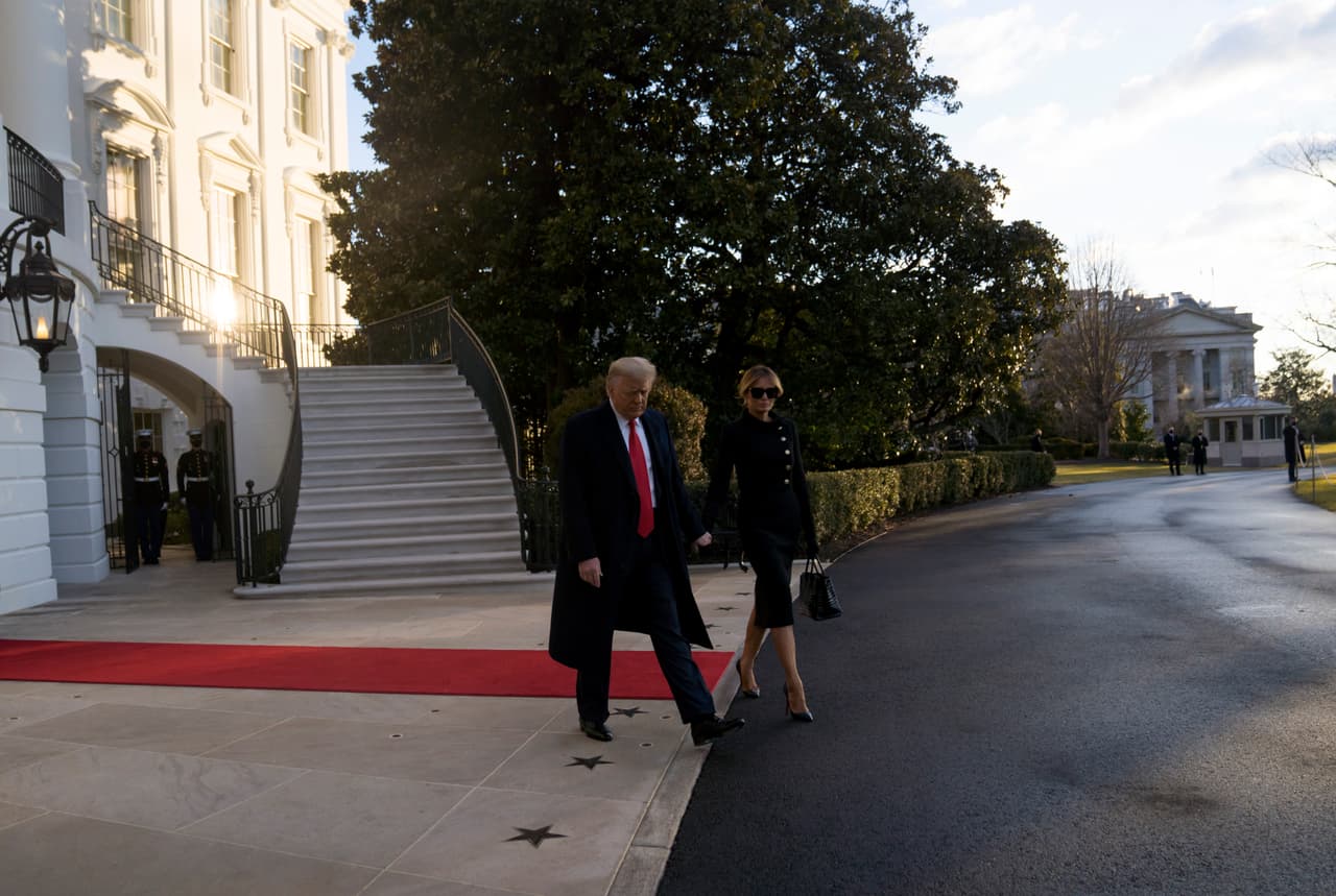 Melania caminó por la alfombra roja que se instaló en la Casa Blanca usando un vestido negro de corte midi de Dolce & Gabbana, sobre el cual utilizó una chaqueta corta, de manga larga y con botonadura dorada de Chanel.