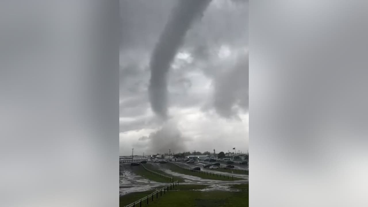 El Servicio Meteorológico Nacional confirmó un tornado EF-1 en Atlantic Beach, condado de Nassau, Long Island, el 20 de agosto de 2026, con vientos de hasta 97 mph. Dañó casi 50 bungalows y autos, sin fallecidos ni heridos graves. Hubo lluvias, inundaciones, cierres viales y retrasos en JFK y LaGuardia.