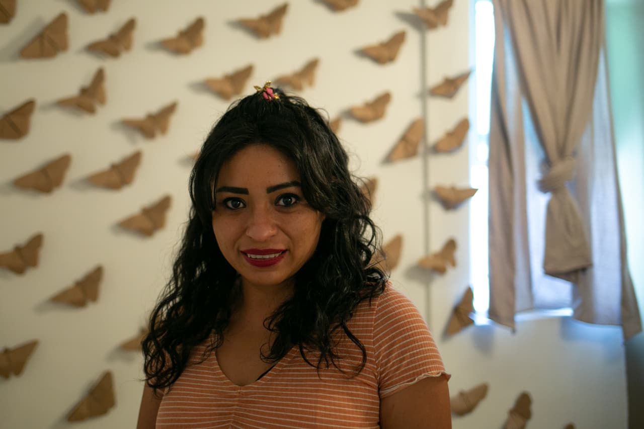 Rosa Mani cuenta que cuando el hotel filtro abrió en mayo de 2020 recibieron a un máximo de 90 personas. Ahora, con el aumento de las expulsiones de migrantes bajo la política sanitaria por la pandemia, Título 42, han llegado a tener a un récord de 109 personas.