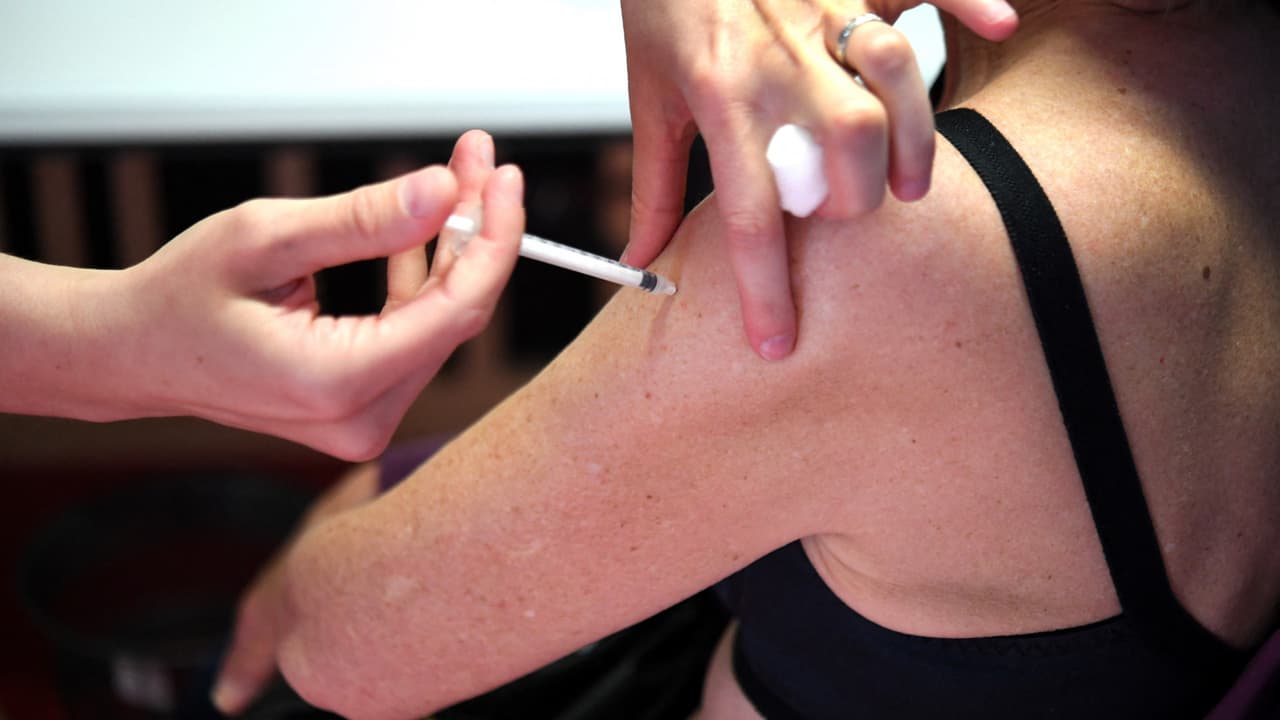 Preocupación por la disminución de personas vacunándose contra el coronavirus en Illinois y sus consecuencias