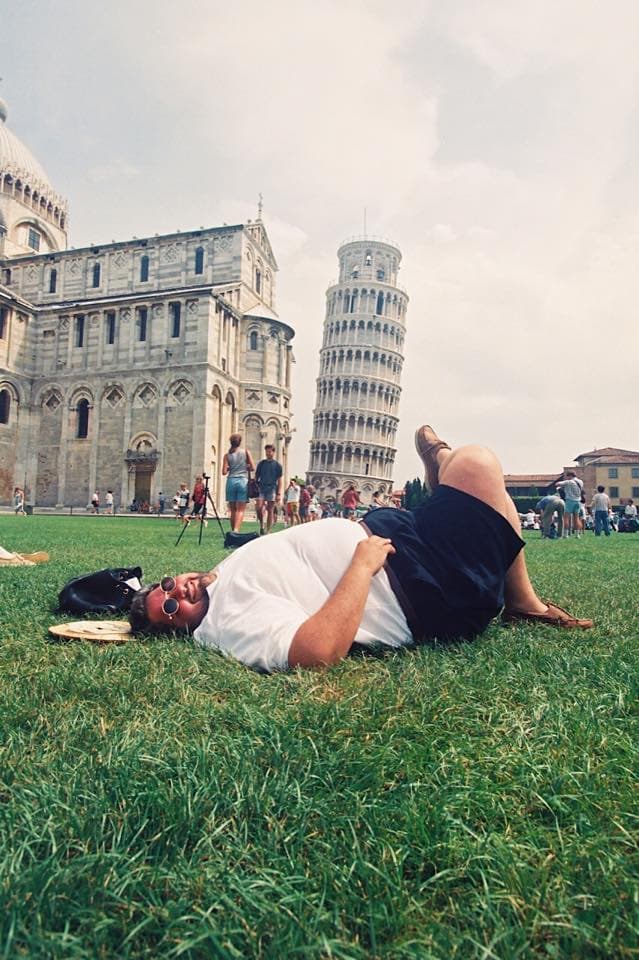 Aquí en la Plaza del Duomo de Pisa en Italia, posando frente a la famosa Torre de Pisa.