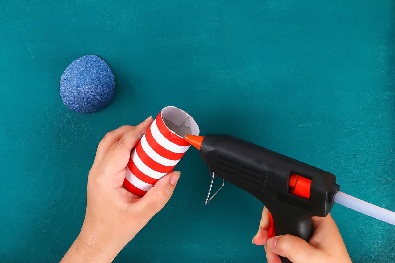 <b>Cartón del papel higiénico.</b> Ahora si eres alguien muy creativa, puedes recurrir al cartón del papel higiénico y usarlo como envoltura en caso de que tu obsequio sea algo pequeño. Para que esta envoltura funcione lo que tienes que hacer es doblar los bordes y pegarlos con cinta transparente o silicón.