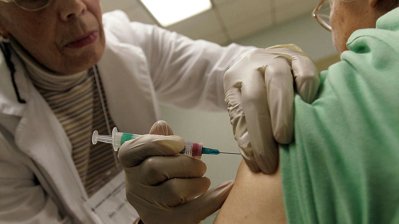 Urgen a hispanos a vacunarse contra virus respiratorios en Virginia