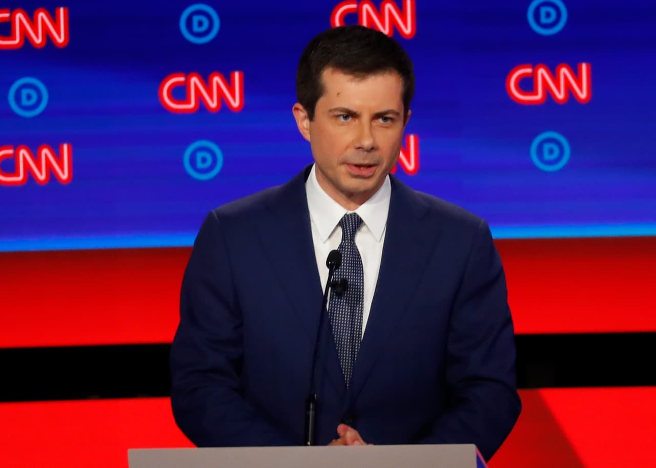 <a href="https://www.univision.com/temas/pete-buttigieg">Pete Buttigieg</a>, el primer candidato a la presidencia de EEUU abiertamente homosexual, intentó distinguirse del pelotón, llamando a sus correligionarios a dejar de pensar en lo que van a decir los republicanos. “Si abrazamos una agenda de izquierda van a decir que somos un atajo de socialistas locos. Si abrazamos una agenda conservadora, ¿saben lo que van a decir? Van a decir que somos un atajo de socialistas locos”.
<br>
