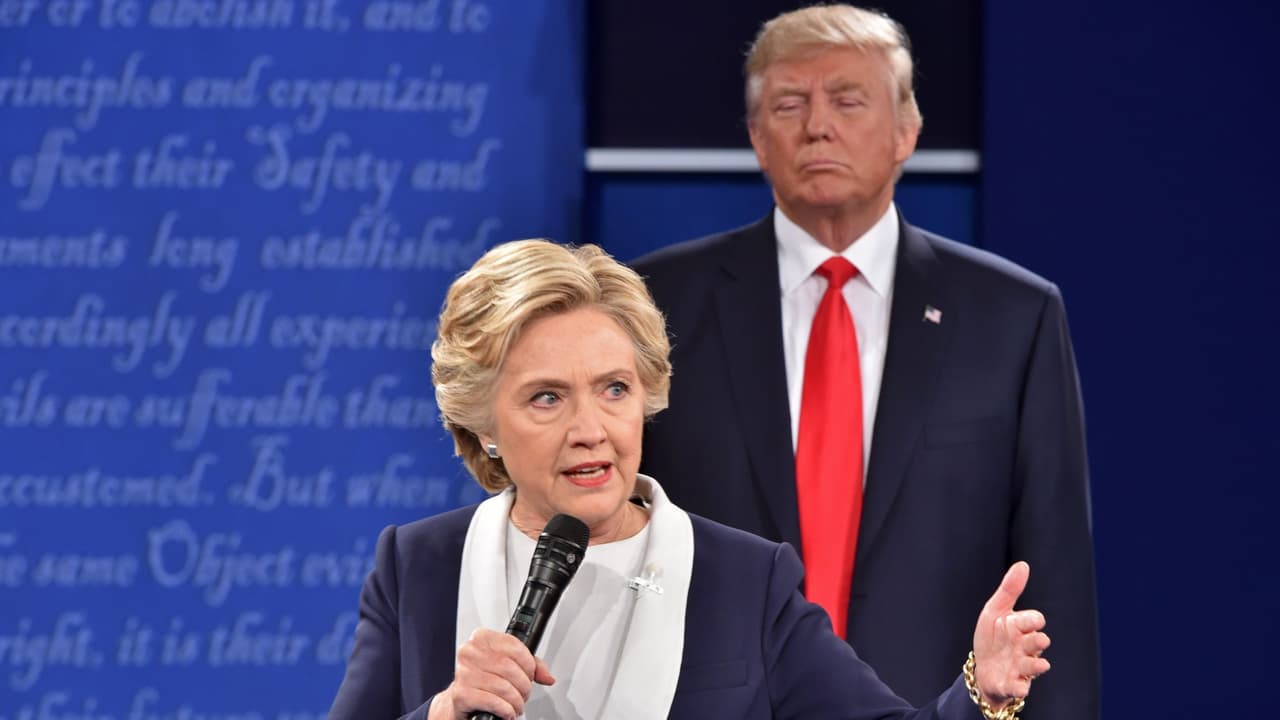 Trump acecha a Hillary por la espalda: el momento más incómodo del debate