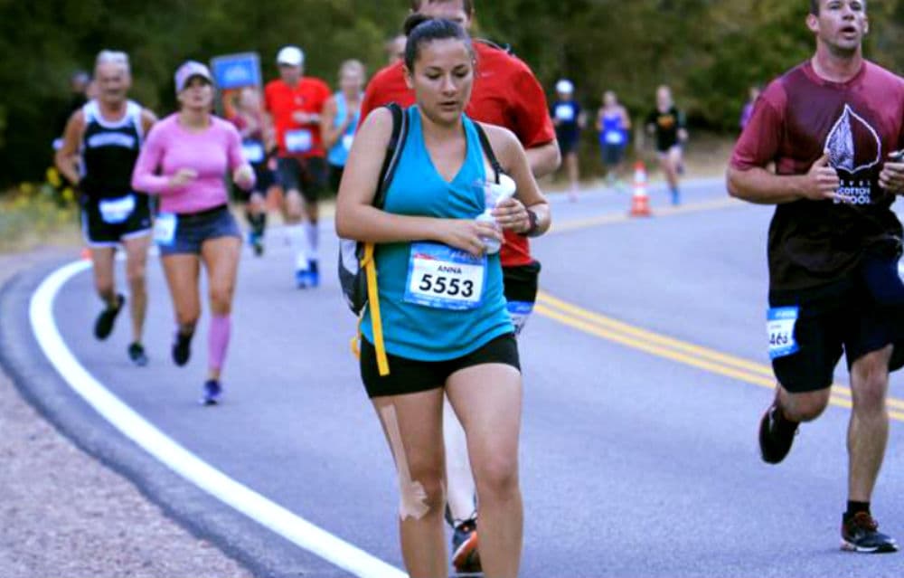 Determinación en acción: mamá se saca leche mientras corre media maratón