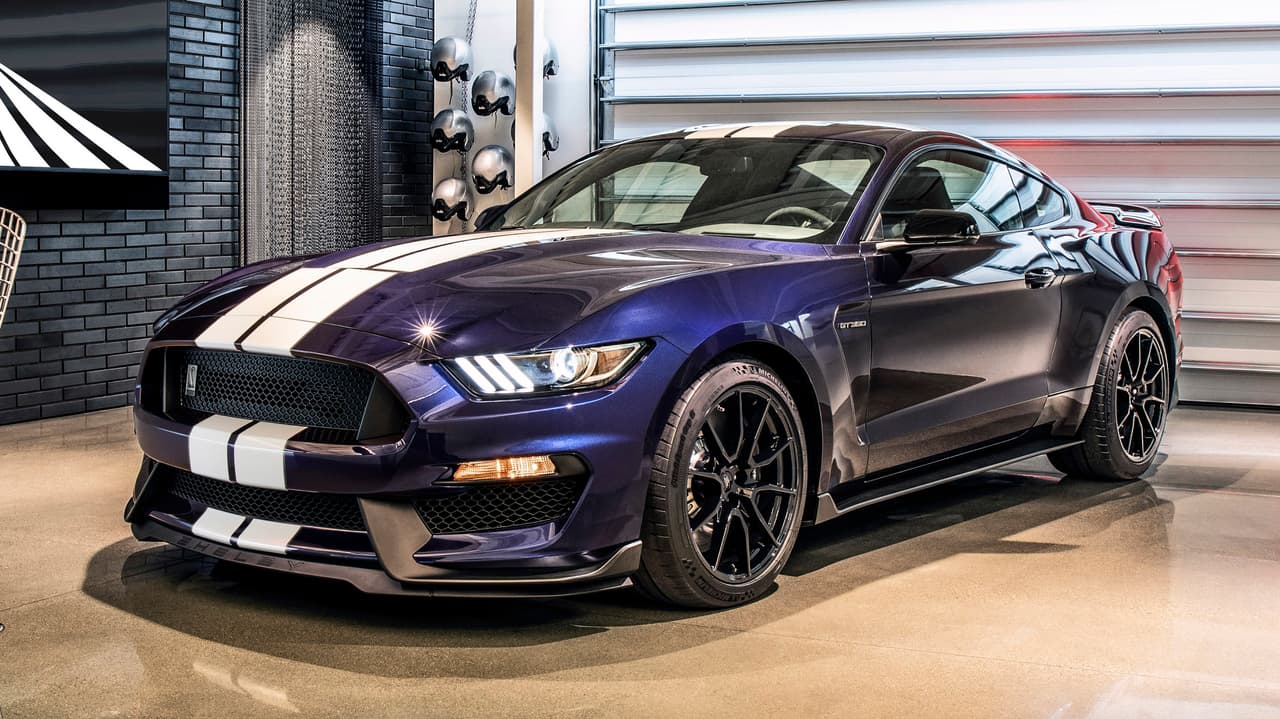 El Mustang Shelby GT350 2019 viene de serie con una pantalla táctil de 8: con el sistema de interface SYNC 3 y con sistema de aire acondicionado independiente para 2 zonas. El sistema de audio opcional es un B&O Play con 12 altavoces.