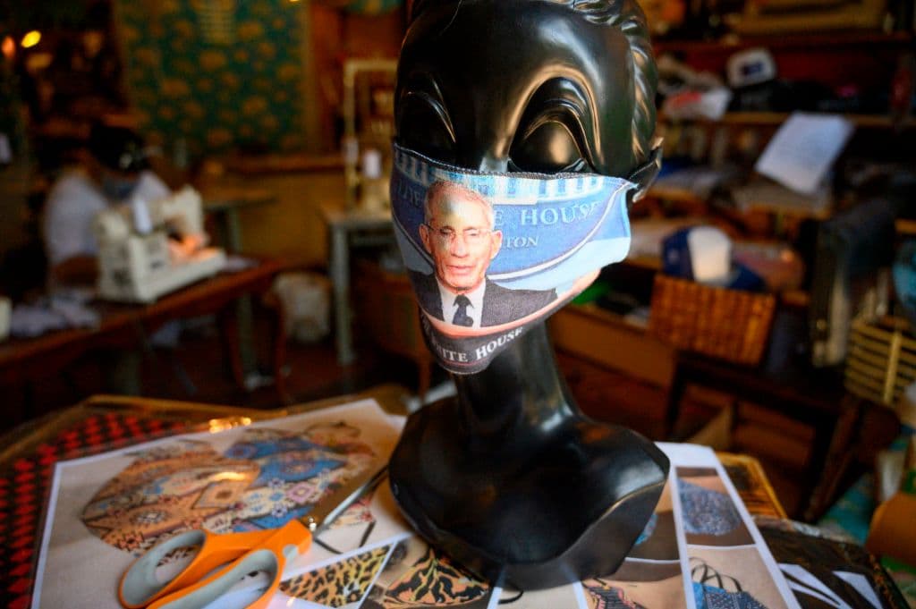 El Dr. Anthony Fauci, director del Instituto Nacional de Alergias y Enfermedades Infecciosas, cuya foto aparece en este tapabocas, habría alertado sobre una segunda ola de coronavirus durante la temporada invernal. De acuerdo con los especialistas, dicho brote podría ser aún más grave que el actual por combinarse con la influenza.
<br>