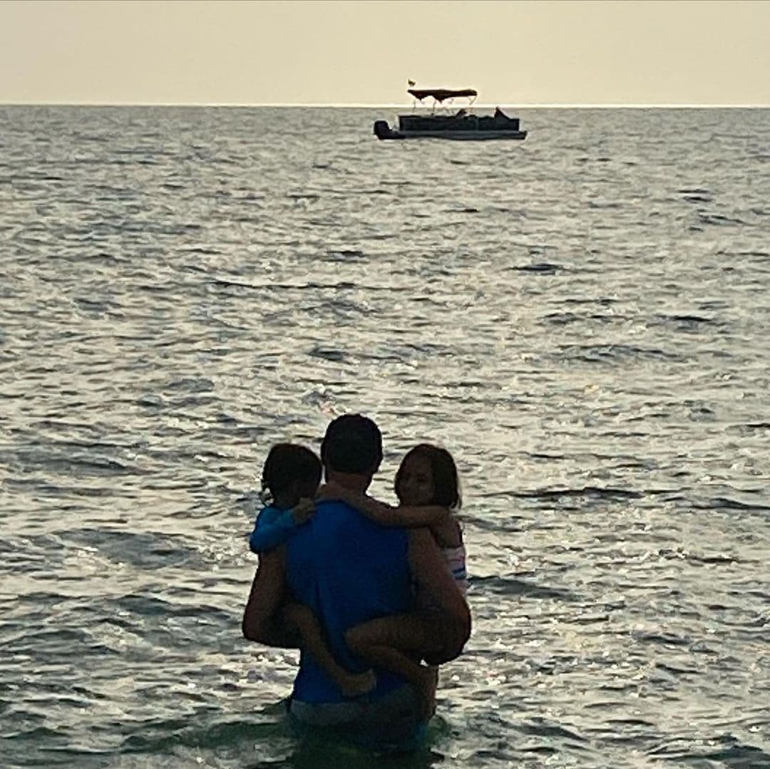 Otro de los bellos momentos que lograron captar frente al mar fue este donde aparece rodeado de los brazos de sus pequeños 'cachorros', como les llama de cariño a sus hijos.