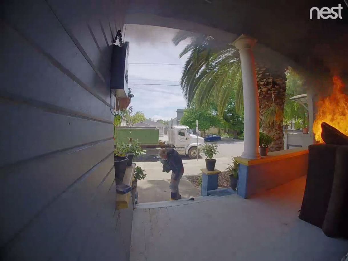 En un video obtenido por Noticias Univision 14, se observa a un hombre desamparado sentando en el porche de la casa justo cuando un sofá comienza a arden en llamas. Momentos después, el sujeto huye del lugar mientras el incendio se extiende al resto de la estructura.