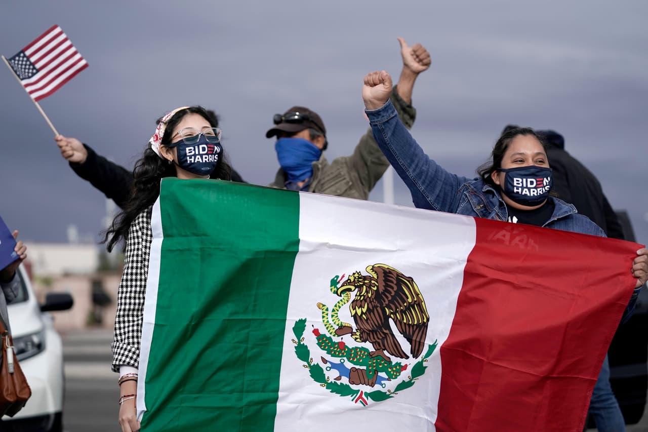 En la mañana del 7 de noviembre varios medios anunciaron que la fórmula demócrata lograría la victoria en Pennsylvania y miles salieron a las calles de varias ciudades a celebrar. En la fotografía partidarios de 
<a href="https://www.univision.com/temas/joe-biden"><u>Joe Biden</u></a> y 
<a href="https://www.univision.com/temas/kamala-harris"><u>Kamala Harris</u></a> muestran una bandera de México en Las Vegas, Nevada.
<br>