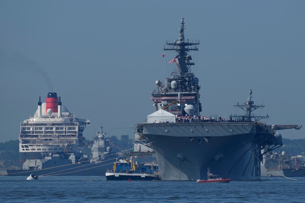 El USS Kearsarge, en el centro, y el RMS Queen Mary, al fondo a la izquierda, durante la Revista Naval Internacional.