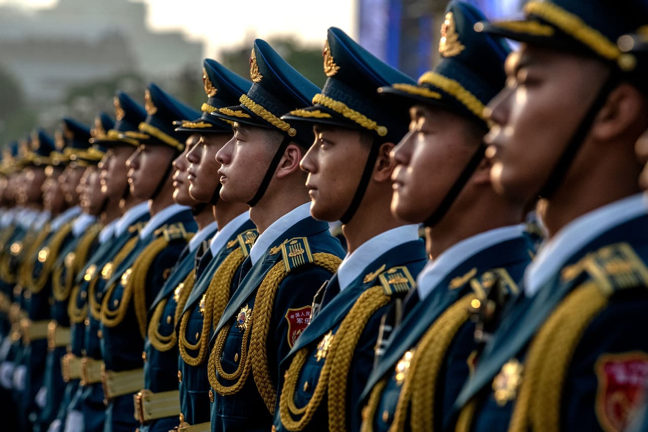 <b>Puesto 3. China</b>
<br>
<br>
<b>Índice de Poder: 0.0511 puntos.</b>
<br>
<br>Población: 1,397 millones de habitantes.
<br>
<br>Personal militar: 3,134,000 hombres. 2,000,000 activos y 510,000 reservistas.
<br>
<br>Fuerza aérea: 3,285 aeronaves. 1,200 aviones caza y 912 helicópteros.
<br>
<br>Fuerzas Terrestres: 5,250 tanques, 35,000 vehículos armados y 3,160 lanzacohetes.
<br>
<br>Fuerzas navales: 777 naves. 2 portaaviones, 41 destructores y 79 submarinos.
<br>
<br>Presupuesto anual de defensa: 250,240 millones de dólares.
<br>