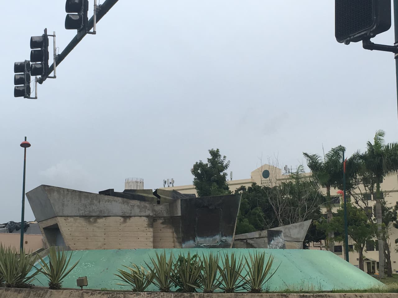 Otros edificios que estaban abandonados desde antes del huracán muestran los daños de la fuerza de los vientos de María