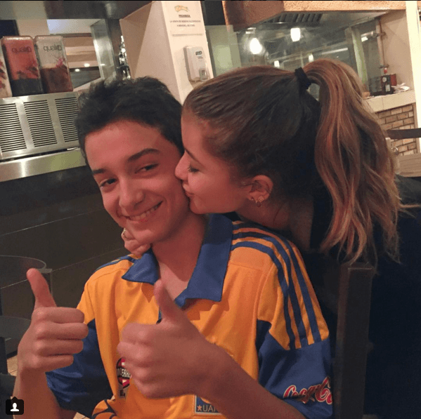 Su consentido es su hermano, este muchacho es el favorito de su hermana y ella no para de mimarlo.