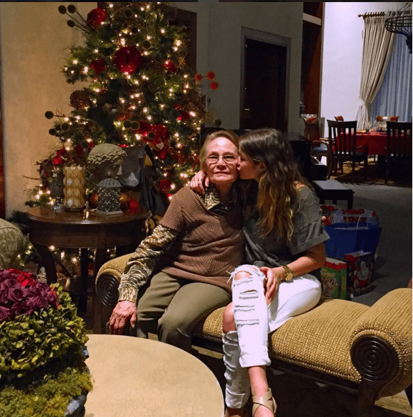 Su abuelita es su adoración, y entre todo el trabajo que tiene, se hace un espacio para estar con ella en las fechas más especiales.