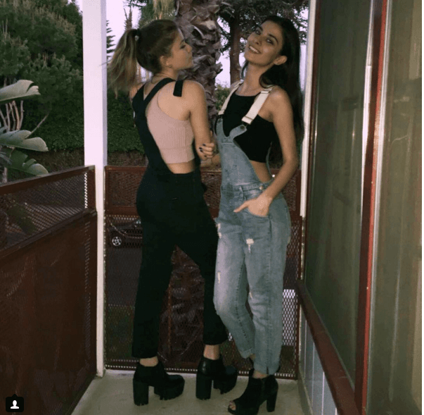 Ella y sus amigas se llevan tan bien, que hasta se visten súper parecido.