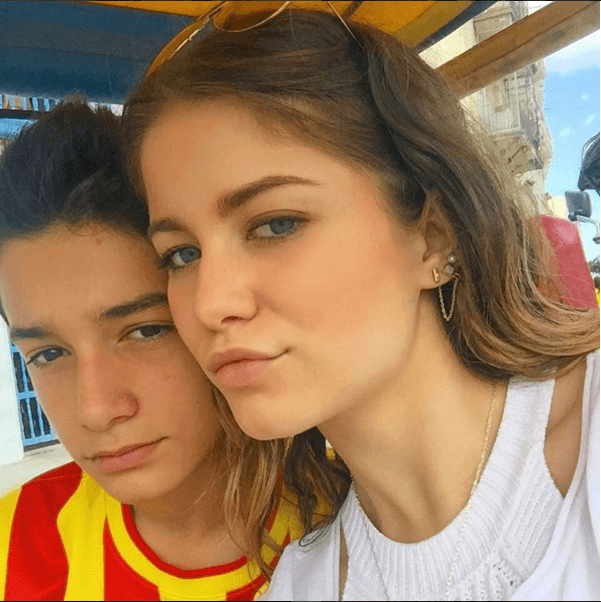 Este chico también está muy orgulloso de su hermana, ya que él también comparte imágenes de cada logro de ella en sus redes sociales.