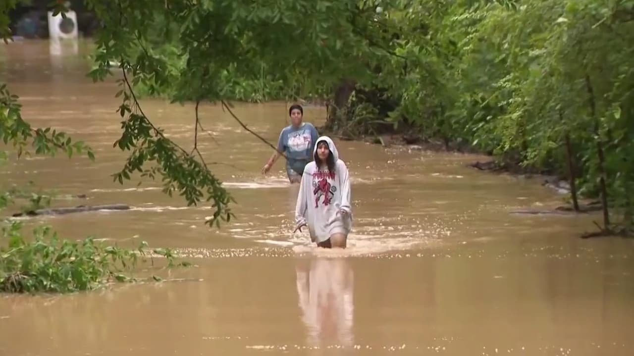 EEUU vigila tres huracanes en el Pacífico y tormentas severas que afectan el fin de semana festivo