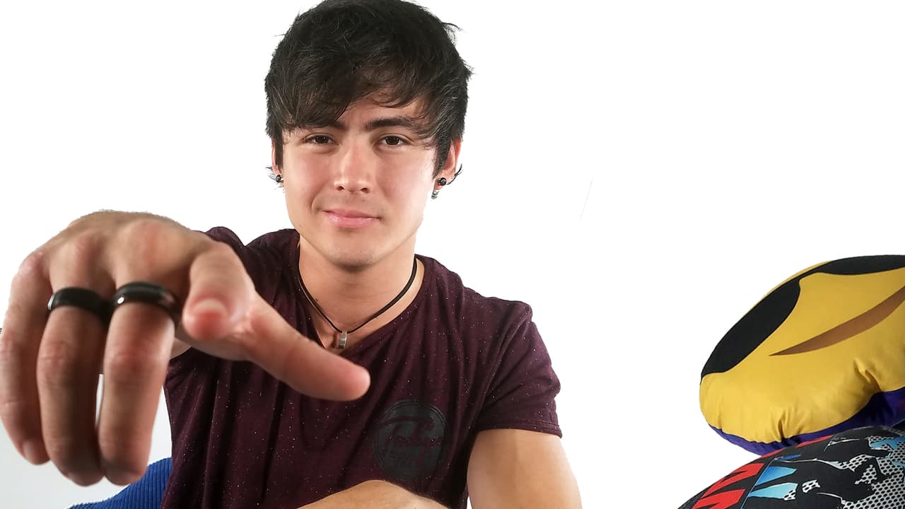 <b>José Cadena</b> es mexicano y con su estilo rockero ha conquistado a las fans.
<a href="http://www.univision.com/shows/la-banda/exclusiva-christian-castro-sera-padre-por-segunda-vez-video#eov" target="_blank">Conoce más de su vida.</a>