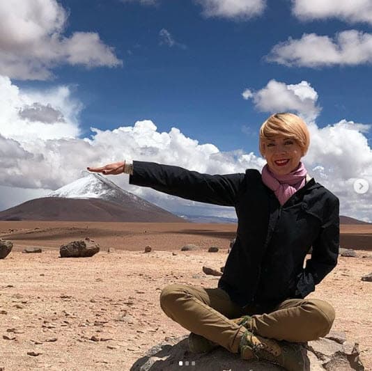 "Los efectos son muy duros. El tratamiento que estoy tomando es aún más duro. Pero el único momento donde yo me siento enferma es cuando me estoy tratando, porque las quimioterapias son acumulativas … Me la he pasado mal, mal, mal. Y no importa. Soy hija de Efraín y Ofelia. –¿Qué es pasársela mal, Edith? Vomitar ocho veces. (Se levanta). Andar tambaleándose. Eso es. Pero tú decides. Yo decido que tengo que aguantar, y te digo: toca. Pero con lo que me tocó me la paso. Y río. YO DECIDO: el cáncer no me va a controlar, sea cual sea el resultado. Yo elijo que voy a salir adelante" compartió.