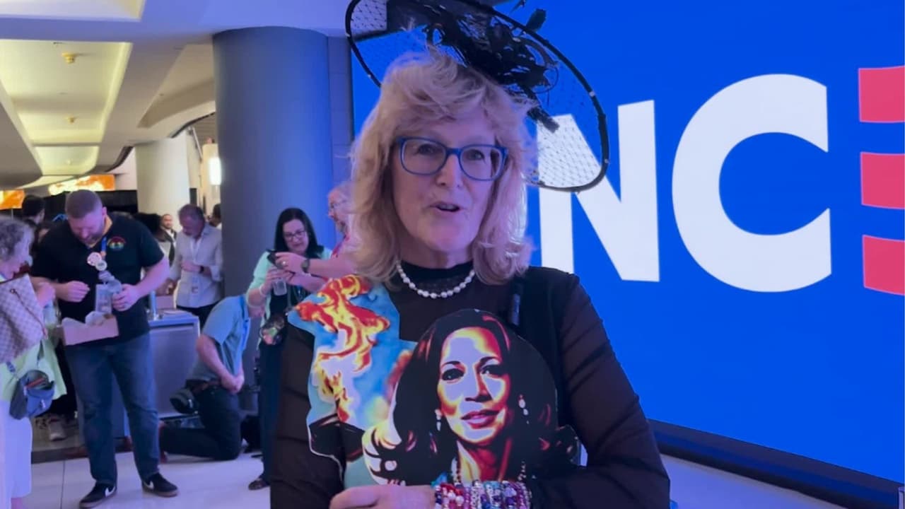 <h2 class="cms-H2-H2">Te puede interesar:</h2>
<br>
<br>Kelly Jacobs viajó desde Mississippi hasta Chicago para regalar pulseras durante la Convención Nacional Demócrata. Cada una lleva la leyenda "Swifty voters" en alusión a los "friendship bracalets" que se intercambian los seguidores de la cantante Taylor Swift en sus conciertos.