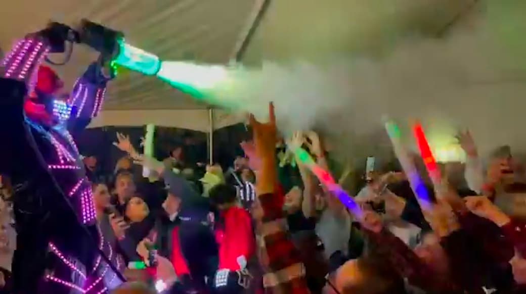 Organizan fiestas masivas en California mientras se registran 24 muertes por hora a causa del Covid-19