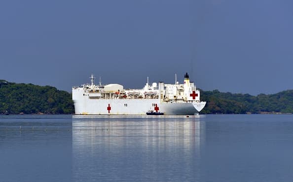 Tras la declaración de emergencia por la epidemia de coronavirus en California, entre las ayudas federales al estado se incluyó la llegada del buque Mercy para apoyar los esfuerzos del personal médico local que no es suficiente para la cantidad de pacientes con covid-19.