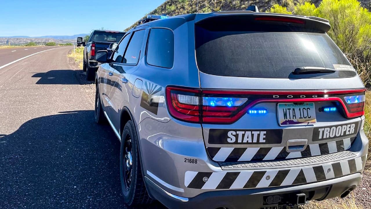 No podrán circular de manera paralela a un vehículo de emergencia y deberán mantener una distancia de al menos trescientos pies detrás de cualquier vehículo policial involucrado en una emergencia, señala la ley.