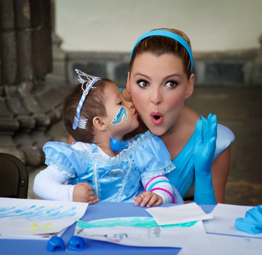 La actriz Marjorie de Sousa colaboró con la Fundación Dr. Sonrisas, que trabaja con menores que padecen cáncer, VIH sida, fibrosis quística, entre otras enfermedades, con el fin de cumplir el sueño de tres niñas que querían conocer a Cenicienta.