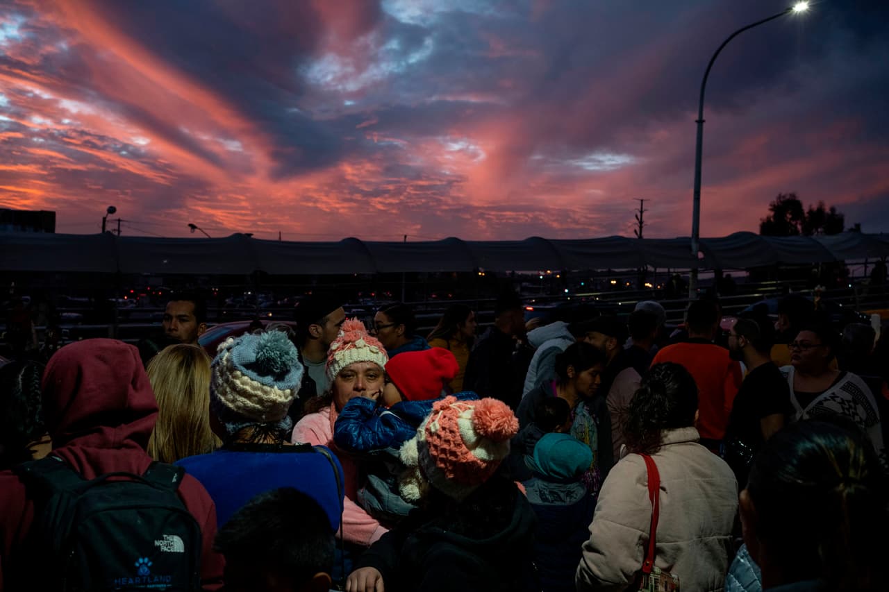 Un grupo de solicitantes de asilo bajo los Protocolos de Protección de Migrantes esperaba para entrar a Estados Unidos y acudir a su audiencia en el puerto de entrada del Puente Internacional del Paso del Norte, en Ciudad Juárez. La imagen es de febrero de 2020, un mes antes de que las cortes de migración suspendieran por primera vez sus actividades por la pandemia.