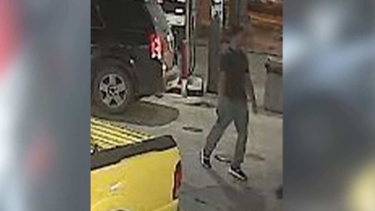 El acusado es descrito como un hombre de piel clara, entre los 20 años. En ese momento vestía una camisa color oscuro y pantalones grises.