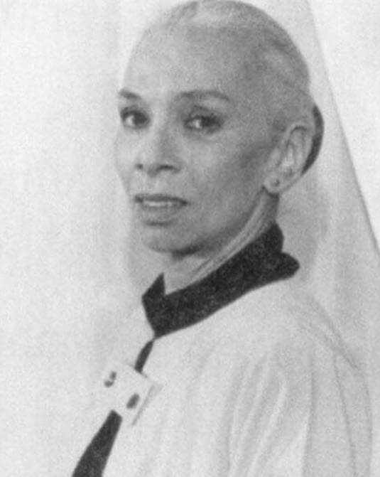 Sus aptitudes para las artes pronto dieron frutos. Estudió danza y fundó el grupo de Danza Contemporánea de la Universidad de Guanajuato. En esa misma ciudad, y junto con su esposo Alonso Echánove Aznar, se involucró en el movimiento teatral ‘El teatro al aire libre’, creado por Enrique Ruelas y más tarde se convirtió en el Festival Internacional Cervantino.