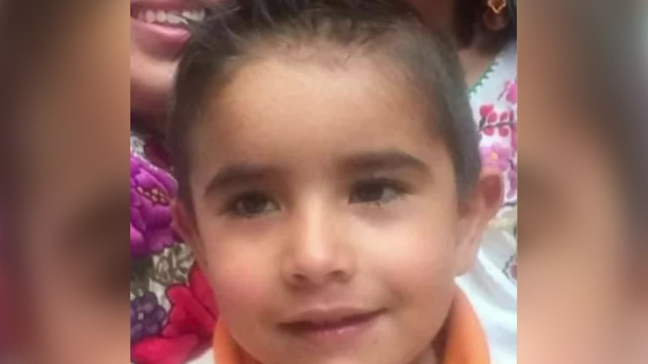 <b>"Era un niño bonito", asesinan en México a un menor de 8 años como parte de una venganza familiar</b>
<br>
<br>Según las autoridades, el padre del menor se negó a darle dinero a su primo, por lo que este se enojó y cortó el cuello del menor. Los hechos ocurrieron en la ciudad de Aguascalientes, México, donde la comunidad acompañó el féretro del infante y manifestó su dolor. El culpable fue detenido y se haya a la espera de un juicio.
