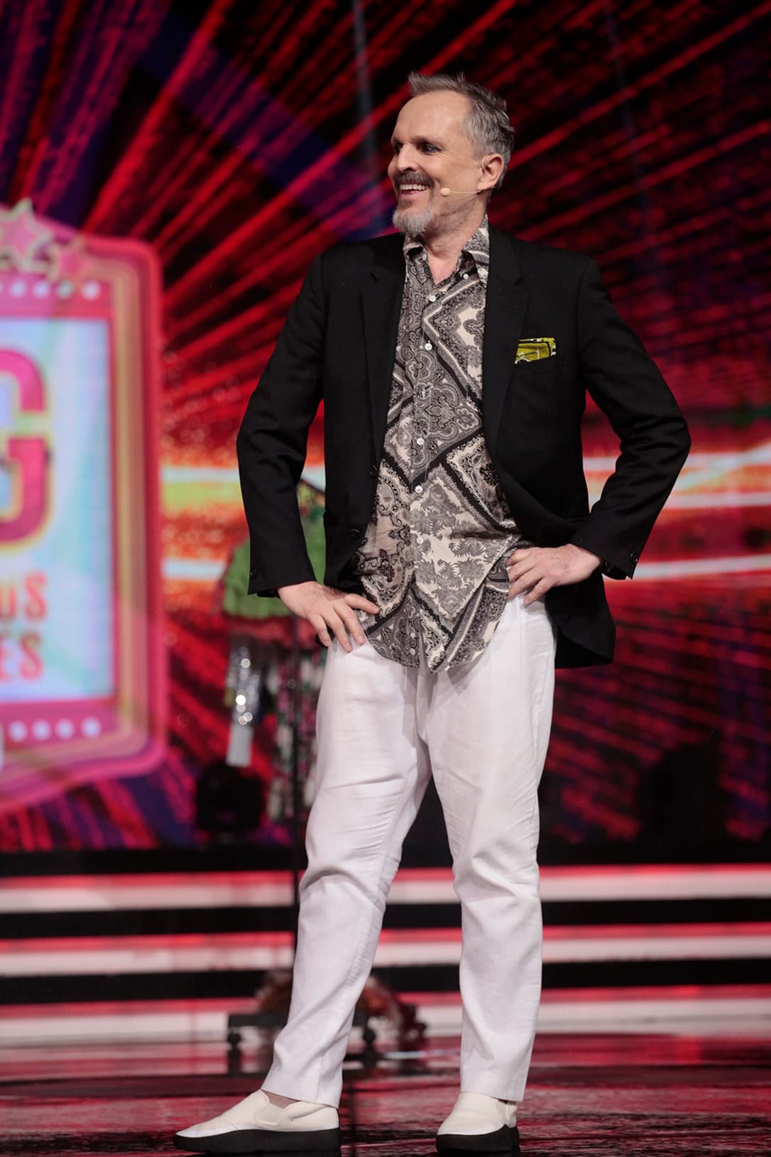 Miguel Bosé no se quedó ahí, y decidió demostrarle su amor a todos sus compañeros. Entonces comenzó a repartir besos en los labios a todos.