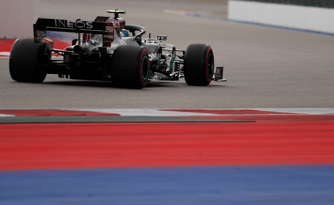 Verstappen y Bottas saldrán en la segunda y tercera posición, respectivamente. Ricciardo, Sainz, Ocon, Norris, Gasly y Albon, completan los primeros 10; Stroll arrancará en 13.