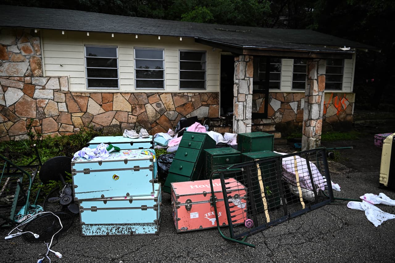 Maletas, cajones y muebles frente a una cabaña de Camp Mystic. Imágenes de dentro de Camp Mystic, un campamento que acoge a miles de niños cada año. De allí desaparecieron al menos 20 niñas por las inundaciones repentinas. 
<br>
<br>