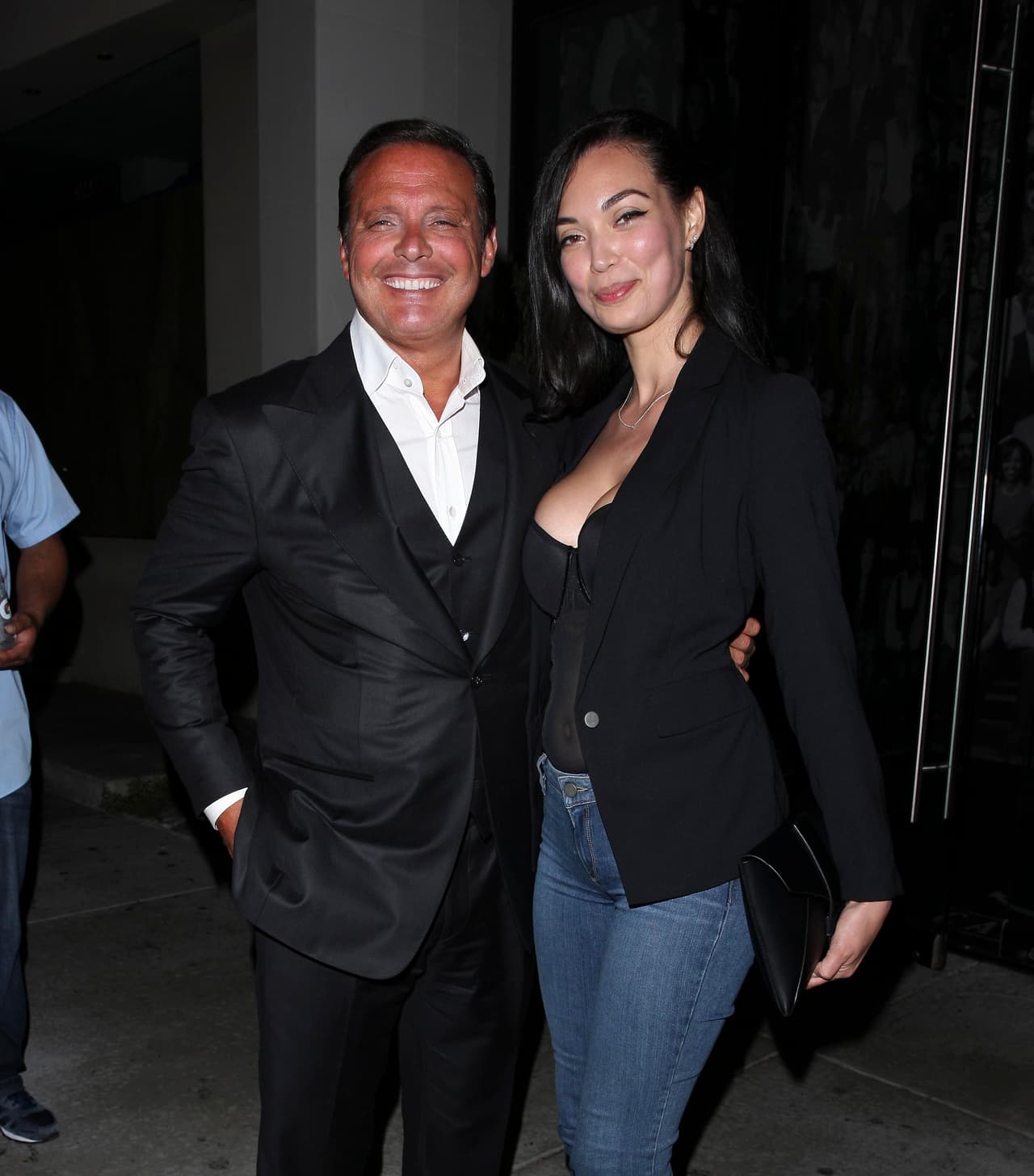 Una semana después de que Luis Miguel fue captado cenando con la ex de Cristian Castro, el 'Sol' apareció con una mujer muy parecida a la otra el martes 23 de mayo.