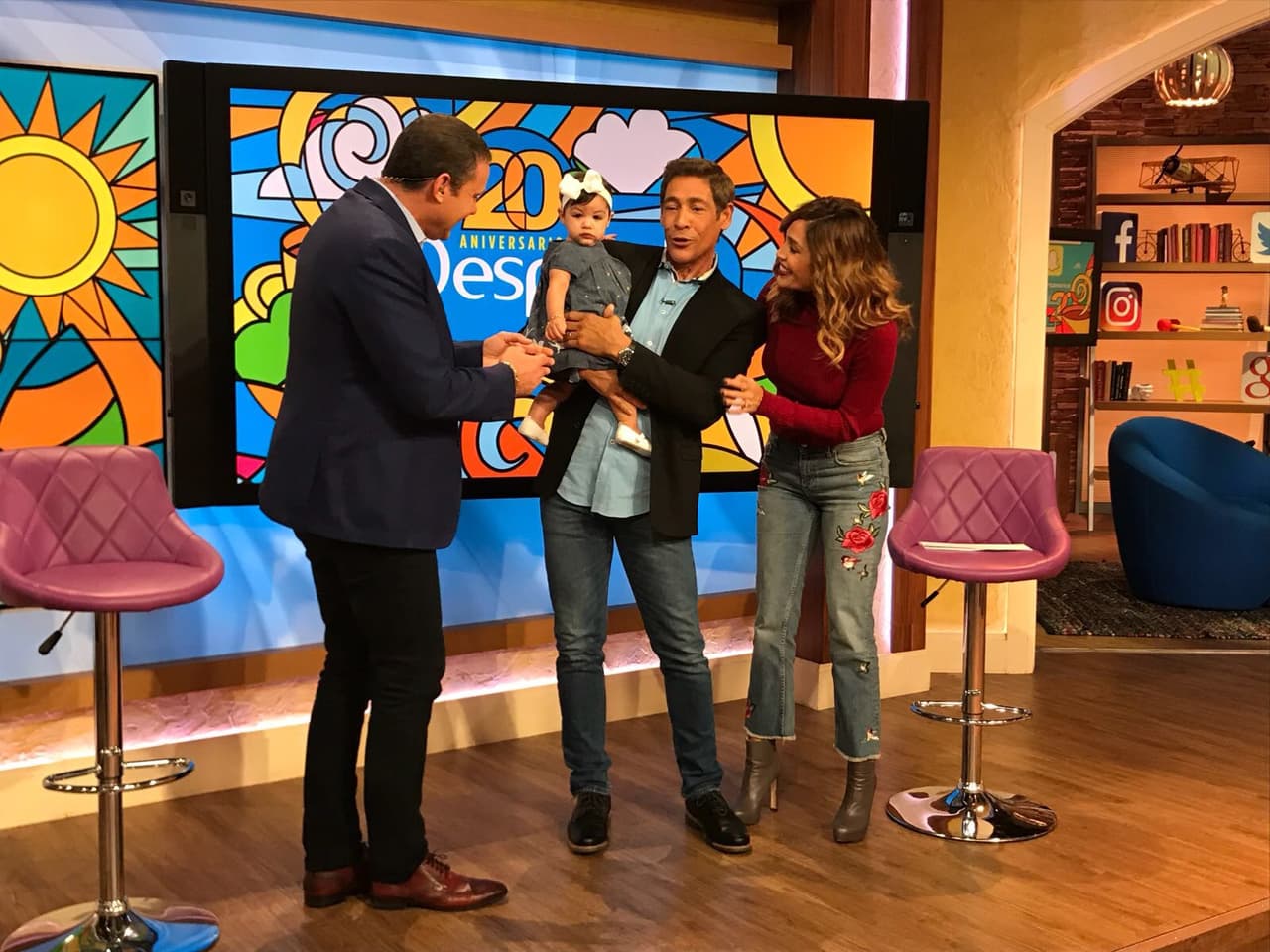 Johnny no podía esperar ni un segundo para presentar a la pequeña ante las cámaras.