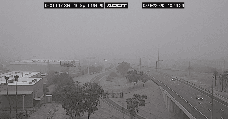 Autoridades del estado indican que, si se encuentra en una tormenta de polvo, 
<b>revise inmediatamente el tráfico alrededor de su vehículo y comience a disminuir la velocidad</b>.
<br>