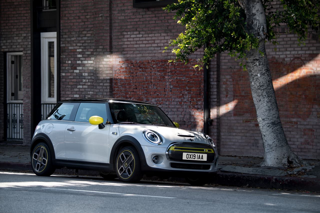 <h3 class="cms-H3-H3"><b>7. MINI Cooper SE Hardtop Electric</b></h3>
<br>
<br>
<b>Puntaje: 63/100</b>
<br>
<br>Con un sistema de propulsión totalmente eléctrico, el Mini Cooper SE Hardtop Electric tiene un consumo de energía equivalente a 3.4 millas por kWh en ciudad y 3.0 millas por kWh en carretera.
<br>