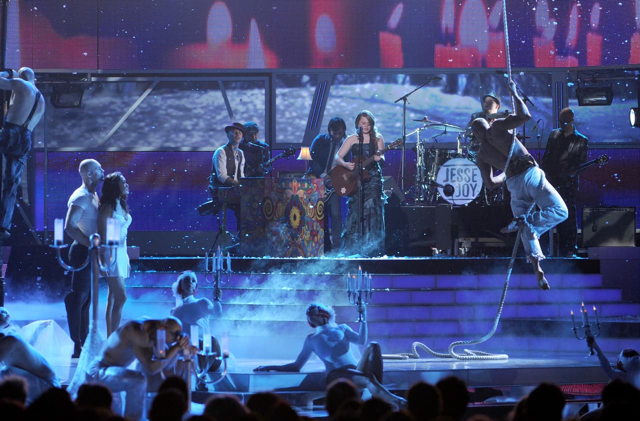 Jesse & Joy tuvieron una participación musical con el tema '¡Corre!' el cual ganaron las categorías Grabación del Año y Canción del Año.