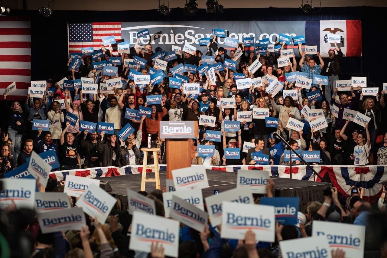 Los votantes del candidato presidencial demócrata, el senador por Vermont Bernie Sanders, esperaban al candidato en la fiesta en el comité de campaña, este 3 de febrero de 2020 en Des Moines, Iowa.