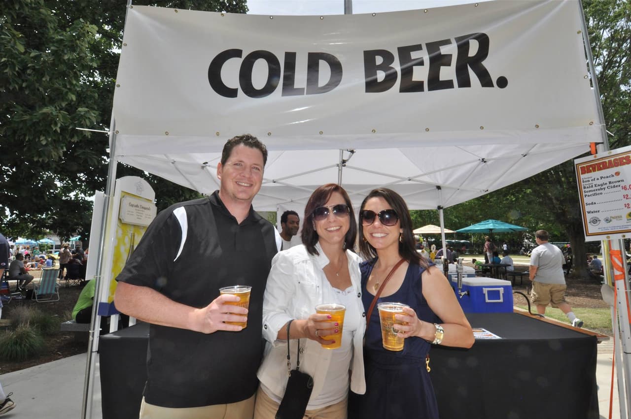 Durante el evento, los mayores de edad que así lo prefieran podrán tomarse una cerveza al aire libre, mientras disfrutan de la música en vivo en la plaza o con las representaciones de comedia y teatro.
