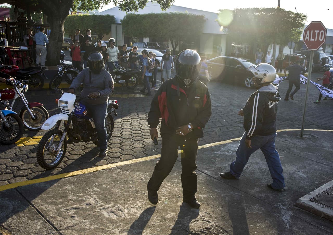 Testigos aseguran que los civiles represores son de la Juventud Sandinista, quienes viajan en motos con sus rostros ocultos detrás de cascos.