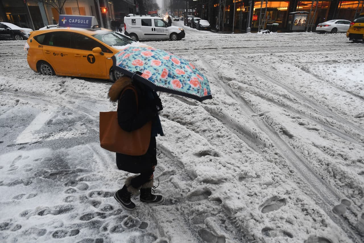 Aunque las acumulaciones de nieve proyectadas originalmente por el Servicio Nacional de Meteorología se redujeron, las 4 a 8 pulgadas pronosticadas para la ciudad son un reto para los transeúntes.