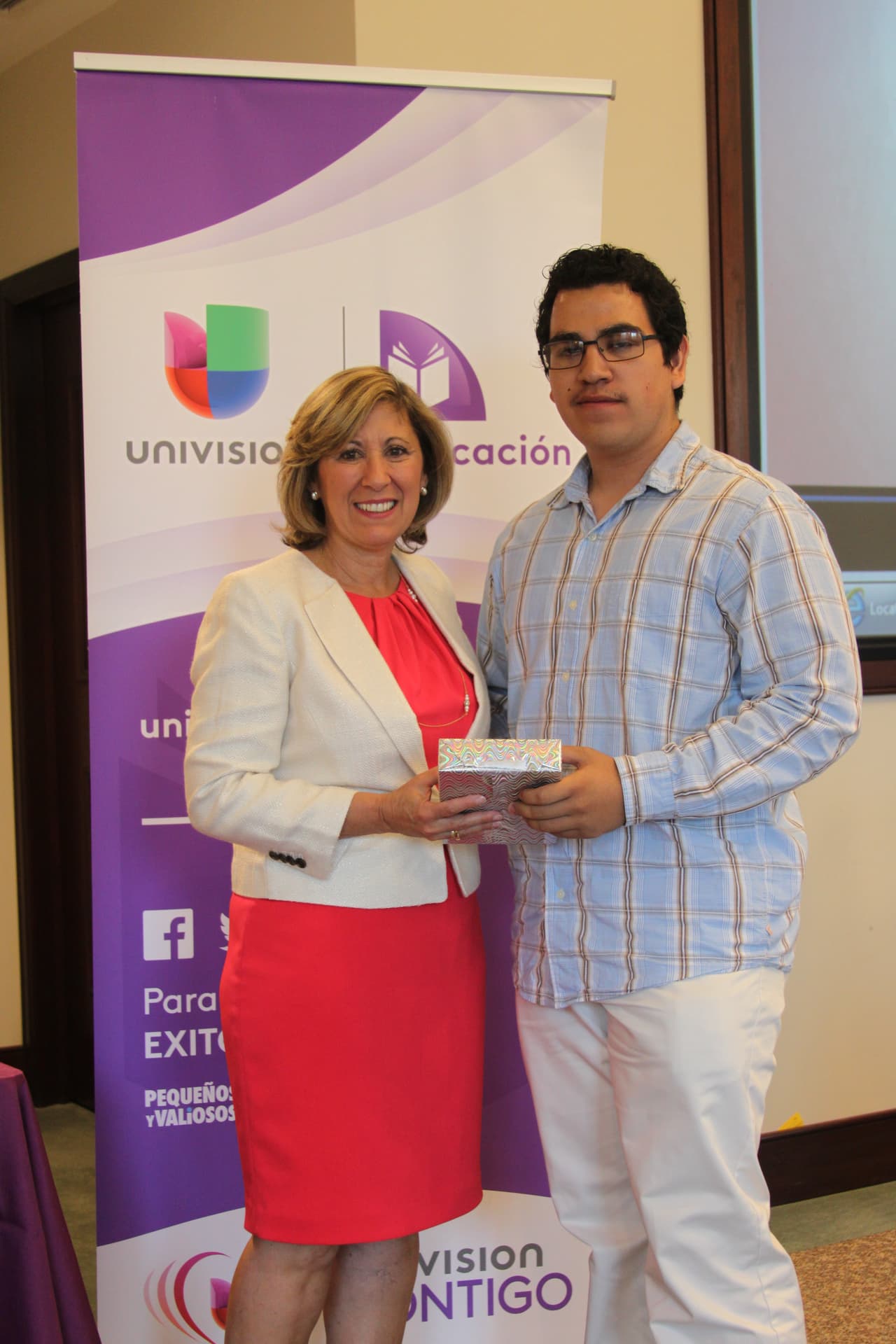 Como todos los años, Univision 40 hizo entrega de las becas Nuestra Juventud en una recepción que se llevó a cabo en las instalaciones del Western Campus de Wake Tech. Esta iniciativa que lleva 12 años, otorga becas a jóvenes hispanos destacados de todo el estado. Los estudiantes reciben $1,000 cada uno, que serán usados para pagar la matricula en la universidad. Estudiantes, familiares, patrocinadores y miembros de la comunidad se reunieron para celebrar la culminación de sus estudios y su siguiente paso hacia la universidad.