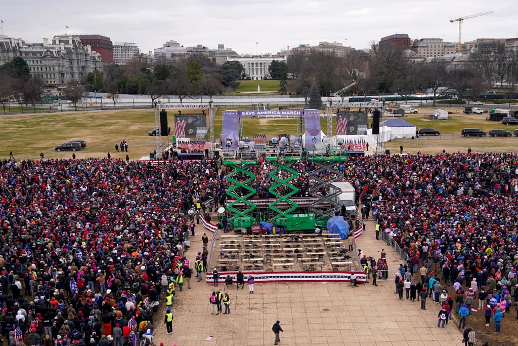 Imagen aérea del acto de Trump en La Ellipse el 6 de enero de 2021, previo al asalto al Capitolio.