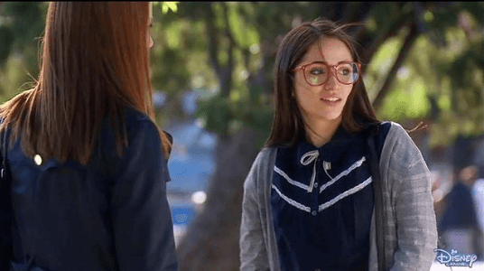 Al igual que Nina, la actriz argentina también usa gafas.