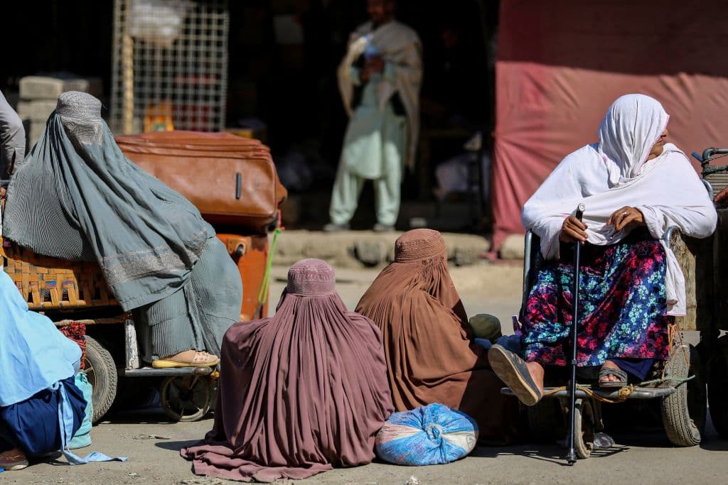 Prohibieron la educación para las niñas más allá del sexto grado y el acceso de las mujeres a espacios públicos como parques y gimnasios. Las mujeres tampoco pueden trabajar en organizaciones no gubernamentales nacionales e internacionales y se ordenó que se cubran de pies a cabeza.